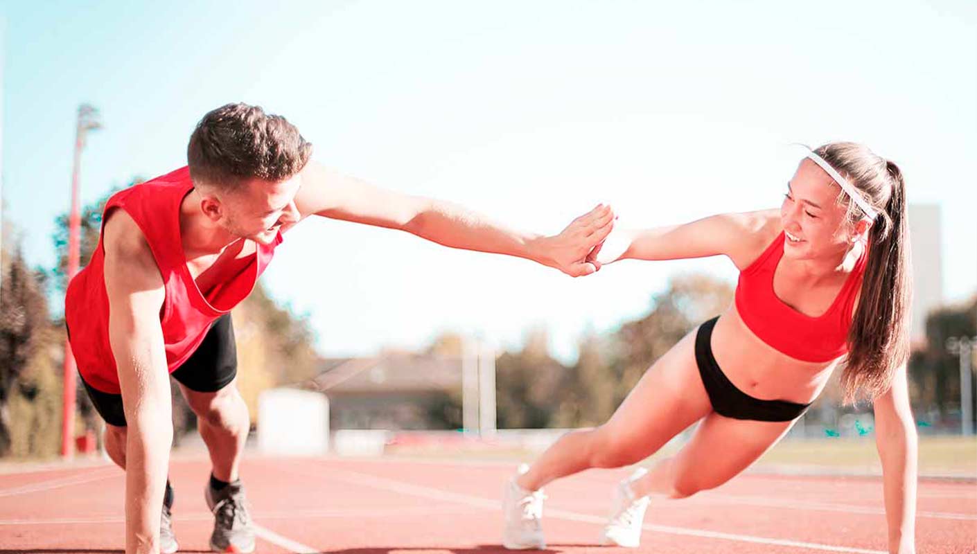 Sport Couple Faisant De L'exercice En Planche Au Centre De Fitness